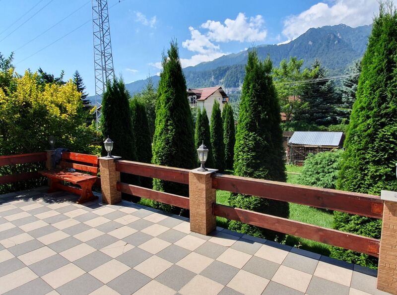 Terasă cu vedere panoramică la munți